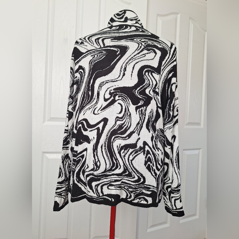 Ruby Rd. Monochrome Abstract Pattern Top - Picture 2 of 6
